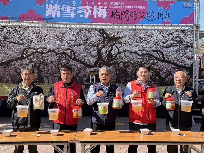 南投縣信義鄉「踏雪尋梅」24日登場，除了手做泡菜，也可以體驗親子手洗愛玉樂趣。（廖志晃攝）