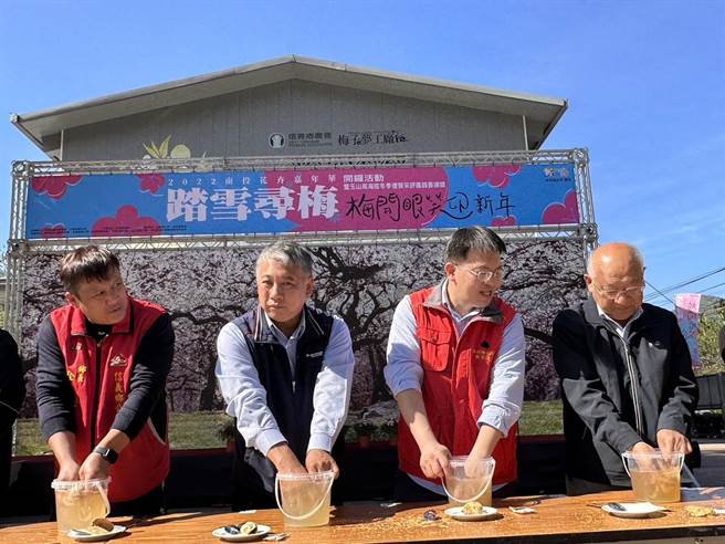 信義鄉長全志堅、信義鄉農會總幹事何建中等人嘗試手洗愛玉，呼籲遊客來賞梅花。（廖志晃攝）