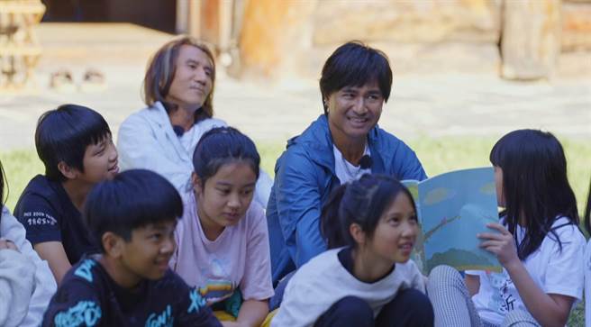 顏志琳（左）、尤秋兴跟着小学生一起学习。（三立提供）