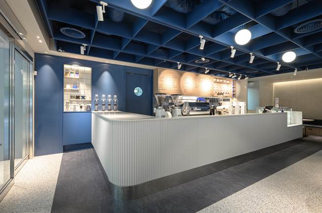 Let’s Café PLUS運用不同材質的藍色與淺色木紋，輔以金屬元素點綴空間呈現質感。（全家提供）