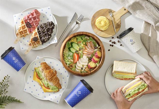 Let’s Café PLUS飲品餐食選擇豐富，買輕食、甜點搭飲品可折30元。（全家提供）