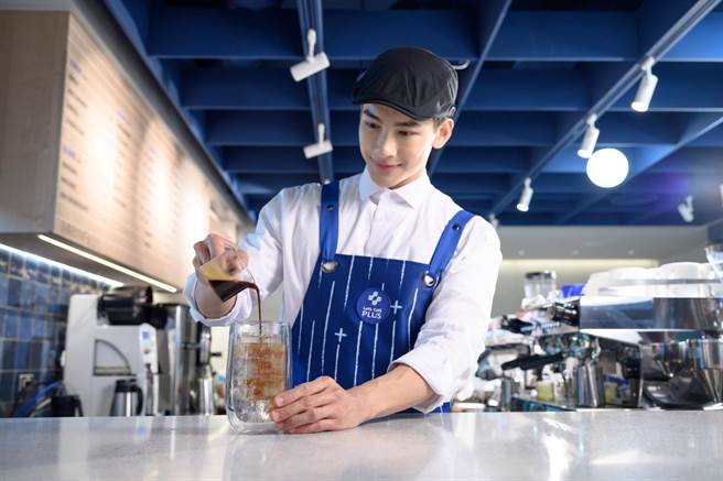 Let’s Café PLUS也提供氣泡咖啡及現打果昔，外觀夢幻吸睛，適合年輕人打卡分享。（全家提供）