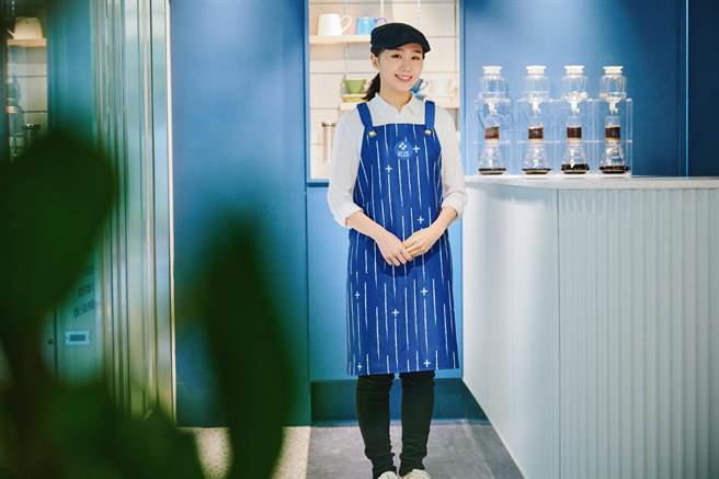 Let’s Café PLUS店舖人員制服圍裙由設計師品牌APUJAN詹朴創作，傳遞專業、俐落的形象。（全家提供）