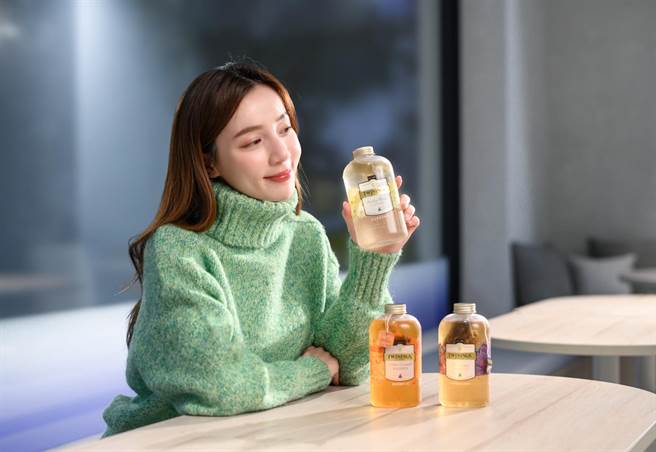 不愛咖啡的民眾也可選購多款唐寧茶飲及新鮮現打的果昔和乳飲。（全家提供）