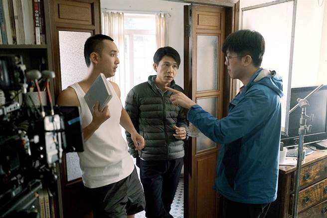 孔庆辉（右起）在片场细心指导黄栢豪、林上。（海鹏影业提供）