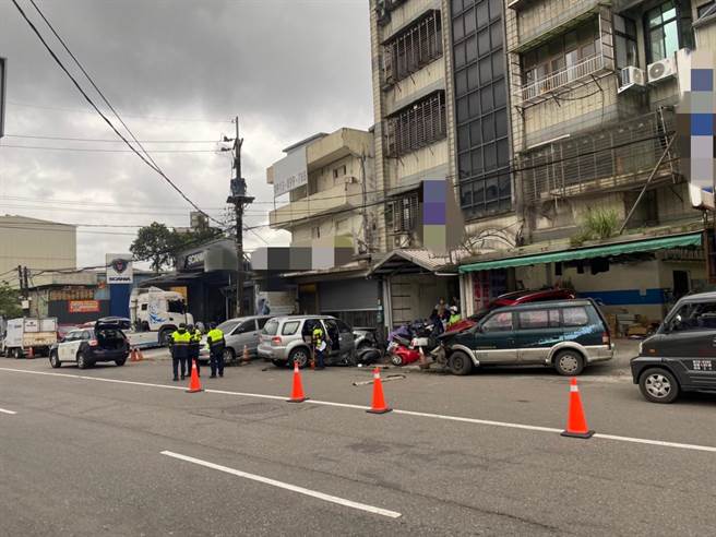 一名男子驾车自撞路边车辆，送医急救无效。（民眾提供）
