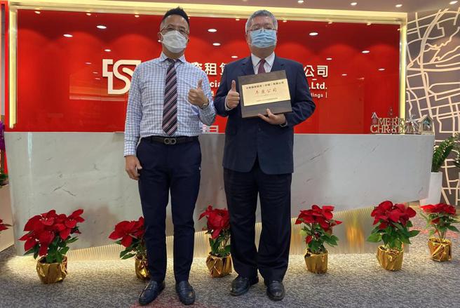 （台新融资租赁连五年蝉联「中国融资租赁榜」并荣获年度公司殊荣，台新租赁总经理王国定(右)与台新租赁汽车事业处资深副总梁正升合影。图／台新租赁提供）