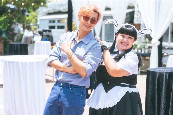 鍾欣凌大玩角色扮演，化身大號「兔女僕」。（威視提供）