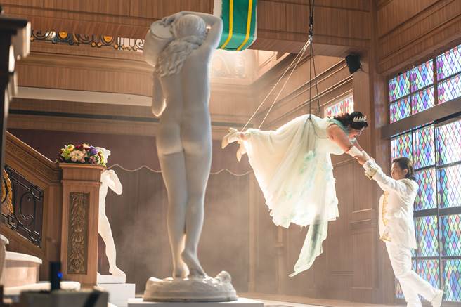 劇組出動5壯漢協助鍾欣凌吊鋼絲。（威視提供）