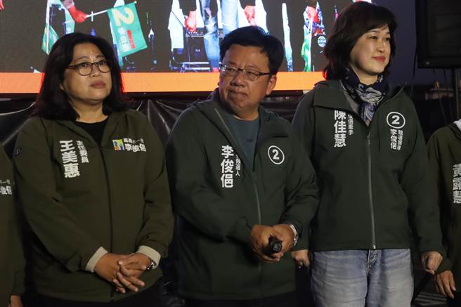 民进党立委王美惠（左）在李俊俋（中）承认嘉义市长败选时，以辅选干部身分陪同。（本报资料照）