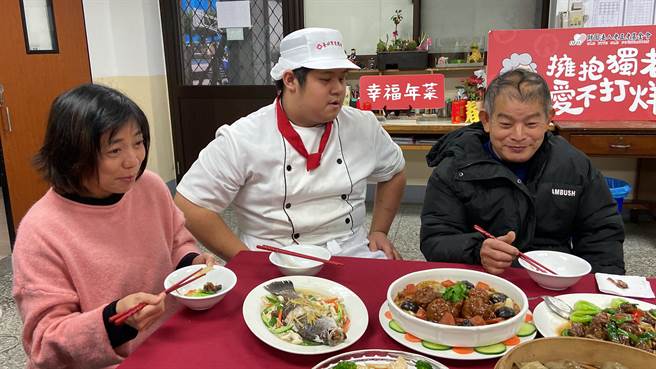 台北育达高中已连续6年为老五老双北地区的独居长者制作年菜，今年将持续大展厨艺。（老五老基金会提供／林良齐台北传真）