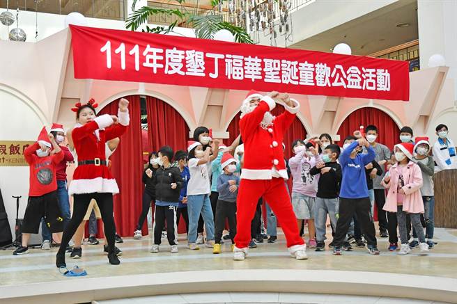 垦丁福华渡假饭店长年来都会在耶诞节前夕举行耶诞公益活动，盼藉由温馨的节庆传递饭店对恒春半岛弱势家庭孩童的关怀，这项爱的传统21日再次登场。（垦丁福华提供／谢佳潾屏东传真）