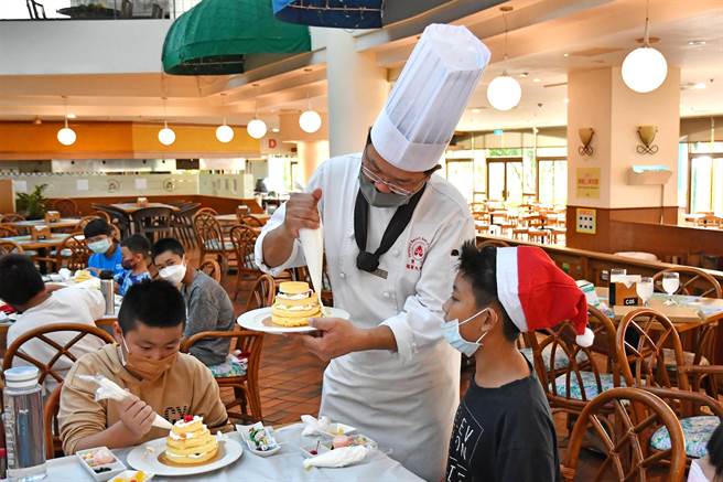 垦丁福华渡假饭店长年来都会在耶诞节前夕举行耶诞公益活动，盼藉由温馨的节庆传递饭店对恒春半岛弱势家庭孩童的关怀，这项爱的传统21日再次登场。（垦丁福华提供／谢佳潾屏东传真）