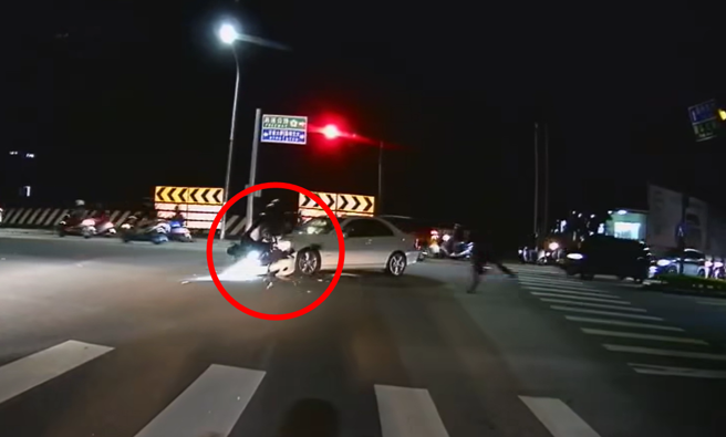 轿车「未打方向灯」左转，遇到对向高速欲「抢黄灯」机车骑士，2车对撞后骑士喷飞数公尺远，轿车事后疑似还「补打方向灯」。（翻摄自脸书「新竹爆料公社」）