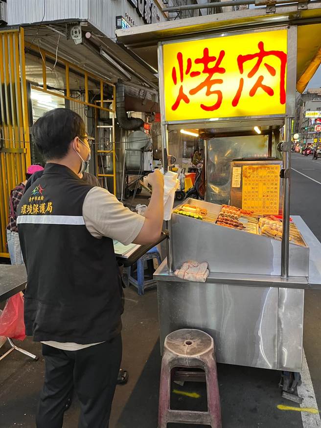 台中市環保局派員輔導餐飲業者落實空汙防制管理工作。（台中市環保局提供／張亦惠台中傳真）