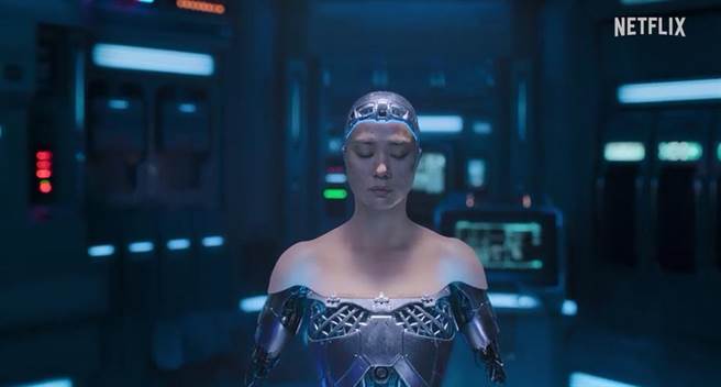 金贤珠在《静_E》中将展现前所未见的A.I.战斗机器人之女战士形象。（Netflix提供）