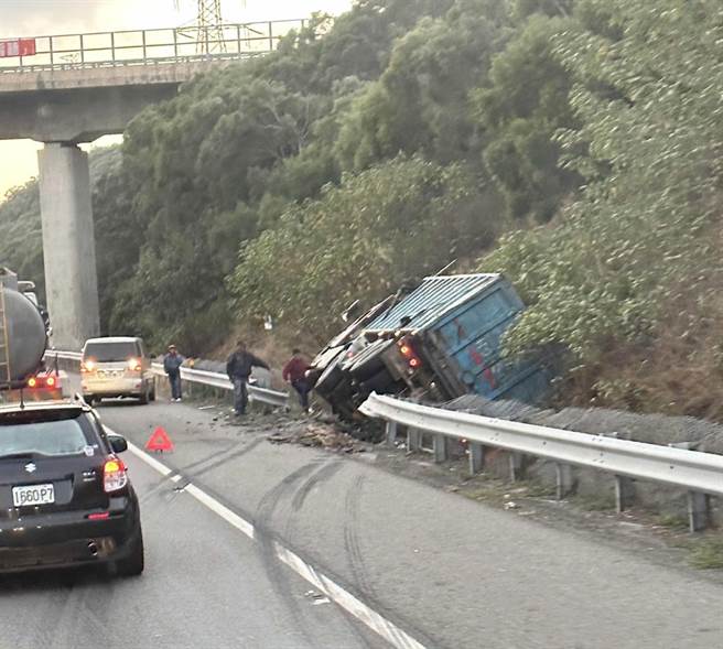 国道三号南下大甲段166.4公里，今天下午5时15分，发生一辆自小客车与一辆大货车追撞衝出边坡的事故。（图／取自记者爆料网）