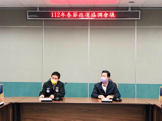 陈福海(右)表示就任后会立即着手协调县府资源，务必做到乡亲都能在除夕当晚共进团圆饭。(图／陈福海服务处提供)