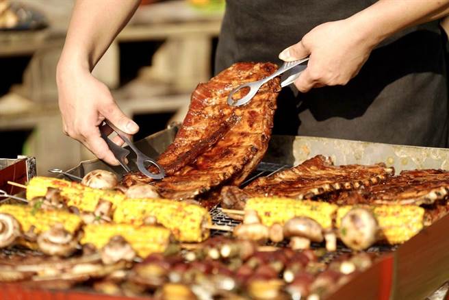 「青青时尚花园」2022年圣诞晚宴推出「海陆双主餐」，肋排不可或缺。(示意图／青青时尚花园提供)