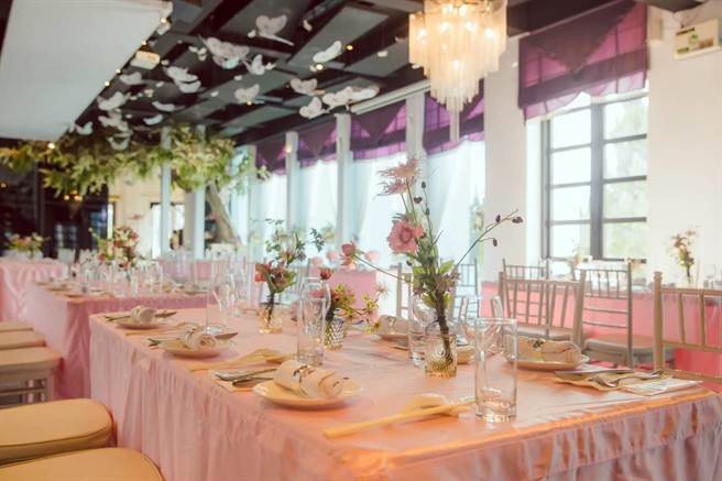 桃园「青青风车庄园」室内场馆示意图，平安夜为双人座位为主。(青青风车庄园提供)