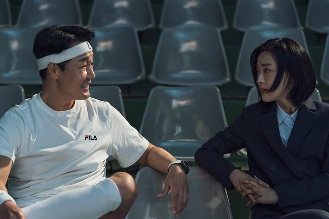 崔圣恩（右）在《绅探追缉令》中霸气痛骂前辈朴星雄。（车库娱乐提供）