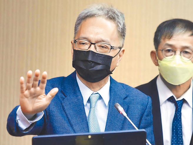 接任陈时中卫福部长职位的薛瑞元(左)，被外界认为仇恨值不让前任上司专美于前。（中时资料照／季志翔摄）