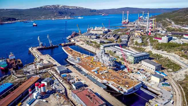 在35号乾坞里的库兹涅佐夫号航空母舰。(图/navalnews)