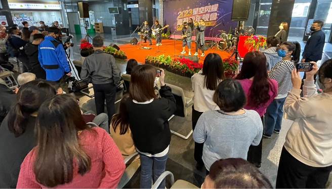 神棍樂團在南投跨年晚會宣傳記者會上表演，吸引大批粉絲觀看、錄影。（楊靜茹攝）