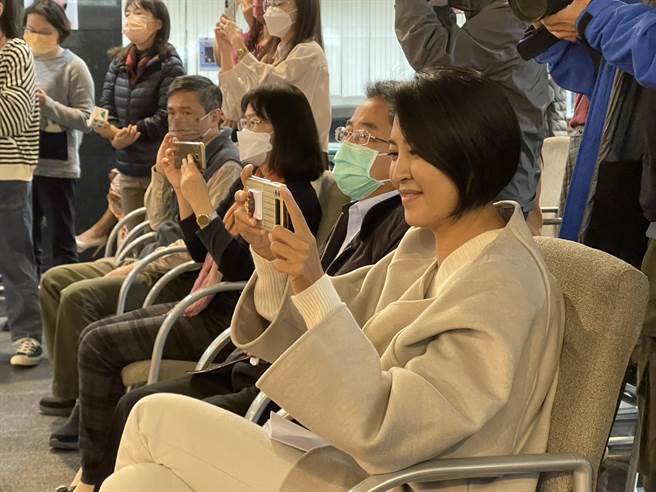 許淑華瞬間成為神棍樂團的粉絲，也拿出手機錄影、拍照。（楊靜茹攝）