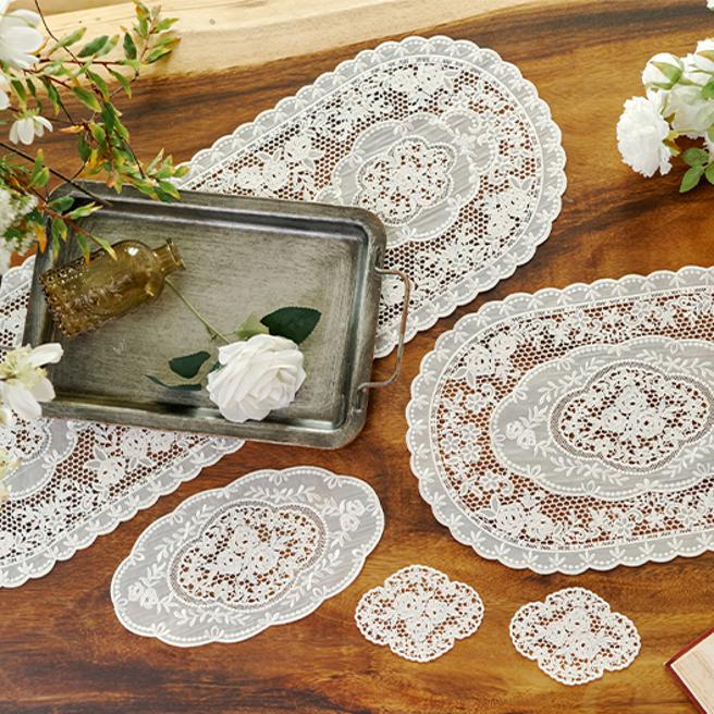 台湾品牌David’s Angel 古典玫瑰纱网刺绣蕾丝桌垫Rhea-浅粉蓝象牙米（豪华版12件组）（David’s Angel提供）