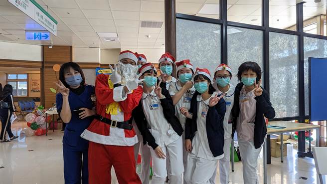 東港安泰醫院選在耶誕節前夕舉辦「育兒健康講座暨聖誕嘉年華會」，由小兒腸胃科李文杰醫師主講「嬰幼兒便秘」及營養師楊桂貞衛教「嬰幼兒副食品添加原則」等主題，提供家長相關知識。（東港安泰提供／謝佳潾屏東傳真）