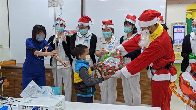 東港安泰醫院選在耶誕節前夕舉辦「育兒健康講座暨聖誕嘉年華會」，由小兒腸胃科李文杰醫師主講「嬰幼兒便秘」及營養師楊桂貞衛教「嬰幼兒副食品添加原則」等主題，提供家長相關知識。（東港安泰提供／謝佳潾屏東傳真）