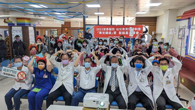 東港安泰醫院選在耶誕節前夕舉辦「育兒健康講座暨聖誕嘉年華會」，由小兒腸胃科李文杰醫師主講「嬰幼兒便秘」及營養師楊桂貞衛教「嬰幼兒副食品添加原則」等主題，提供家長相關知識。（東港安泰提供／謝佳潾屏東傳真）