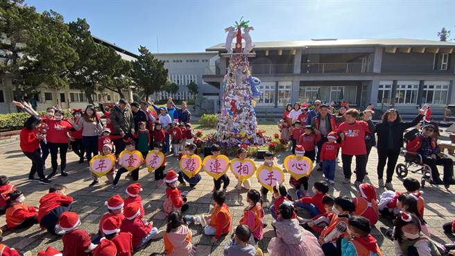 學校中庭的金門首座「感恩祈福二手玩具耶誕樹」，也在全校師生與來賓見證下進行點燈。(于家麒攝)