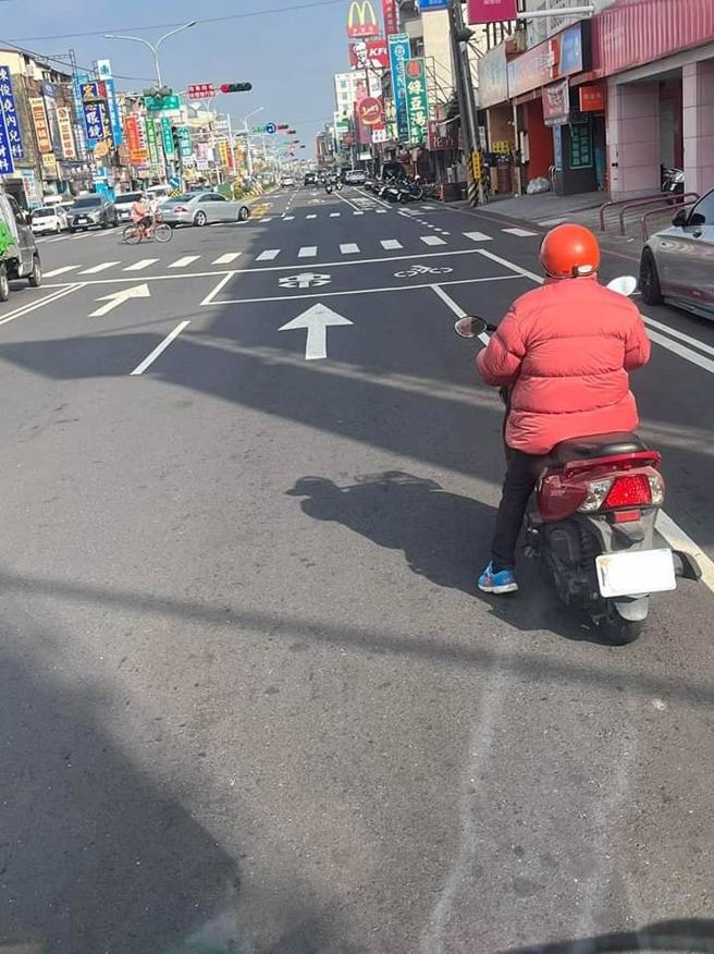网友发现路上一名机车女骑士停等红灯不是「躲太阳」，而是「躲阴影」，就是为了多晒点太阳，类似画面与夏天时，机车族躲在阴影下遮阳的画面恰恰相反。（翻摄自脸书「爆废公社」）