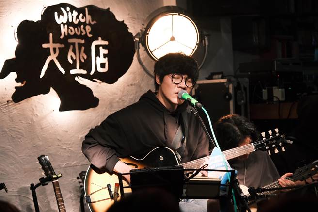 卢广仲日前在台北「女巫店」开唱，与粉丝近距离互动。（添翼创越工作室提供）