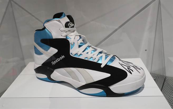 Reebok Shaq Attaq 'Orlando"，2016年，是由NBA球星俠客歐尼爾（Shaquille O'Neal）設計的第一款簽名鞋，這雙鞋是歐尼爾本人的尺碼（US 22）。（鄭任南攝）