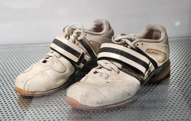 台灣奧運金牌選手許淑淨穿過的ADIDAS舉重鞋，Adidas 在鞋底中部採用Torsion抗紐技術和Velcro魔鬼氈帶則替這雙鞋增加了穩定性。（鄭任南攝）