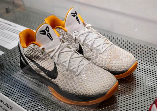 台灣籃球選手林志傑穿過的 Kobe 6 Proctor，鞋子上的黃色污漬是林志傑幫助球隊拿下PLG 2021-2022賽季總冠軍後，在休息室噴香檳的痕跡。（鄭任南攝）
