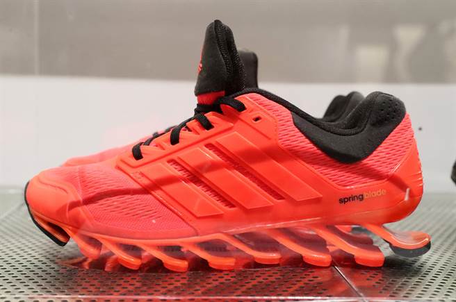 Adidas Springblade Ignite，2020年，通過配備16個聚合物刀片鞋底零件來達到能量回饋。（鄭任南攝）