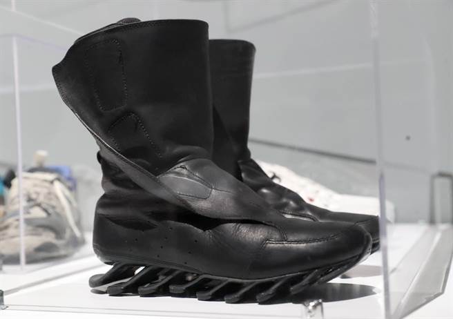 時裝設計師Rick Owen 為Adidas 設計的第三個系列 Springblade High，以拳擊靴的款式重新設計，鞋底具有16個刀片型緩衝系統。（鄭任南攝）