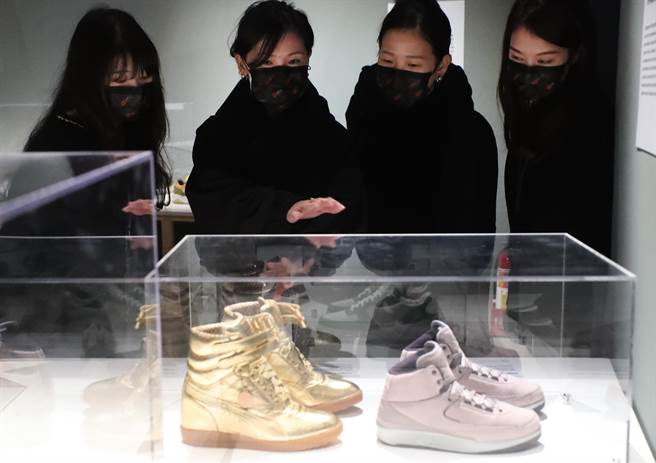 一鞋入魂潮鞋特展21日在台北中正紀念堂開幕，展出的運動鞋有融合時裝的設計鞋款，也吸引了不少女性來參觀。（鄭任南攝）