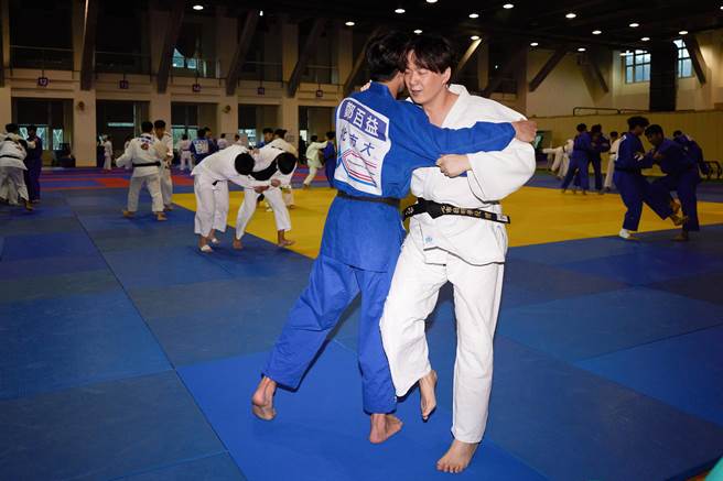 萧煌奇预告将把最爱的柔道搬上舞台，21日重回学校练习重拾手感。（好莉嗨提供）