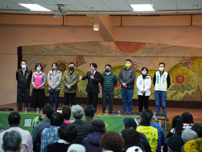 民进党九合一大选大败，蔡英文总统辞去党主席一职，同额选举竞选民进党主席的副总统赖清德首场「向党员报告」政见说明会，21日晚间在新北市三重登场。（黄敬文摄）