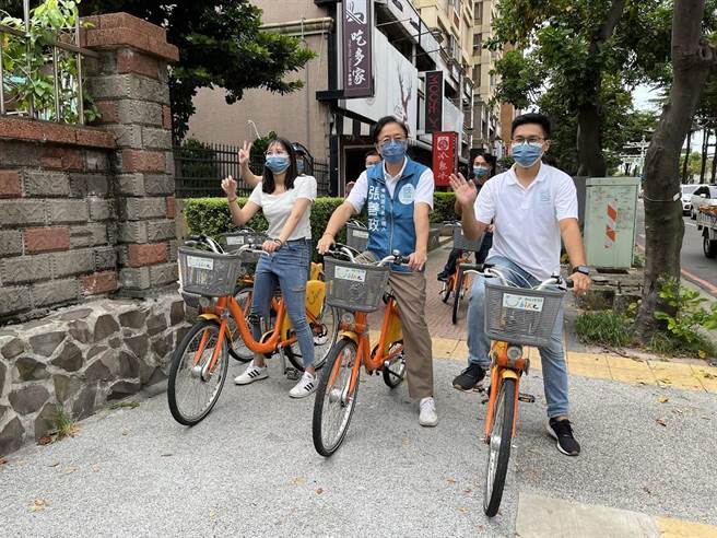 张善政竞选期间喊出「YouBike加速升级」，要儘速转换至太阳能供电的YouBike2.0。（蔡依珍摄）