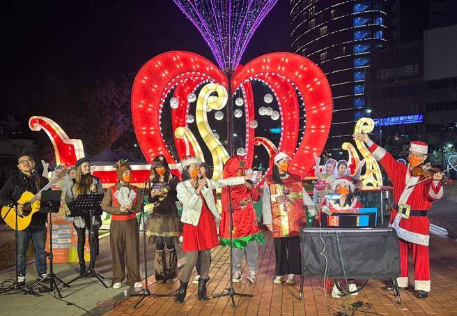 台中購物節破三百億，經發局長張峯源（右一）巧扮聖誕老人帶領同仁前往台中火車站前廣場共同歡慶。圖/台中市政府提供