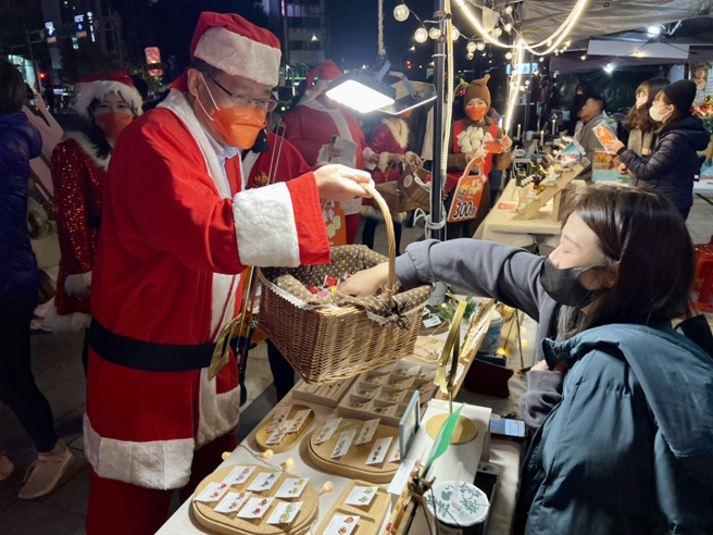 經發局長張峯源巧扮聖誕老人帶領同仁分送糖果聖誕報佳音。圖/台中市政府提供