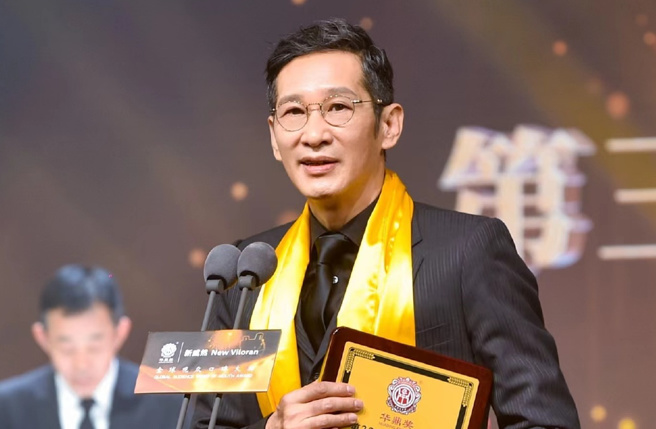 大陆男星王劲松突然发文透露母亲因新冠病逝。（图／王劲松微博）