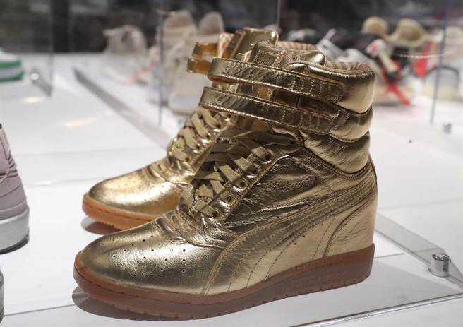 運動鞋PUMA與紐約的運動鞋專賣店Rime及其老闆Susan Boyle於2013年合作設計的金色鞋款「Rime x Puma Sky Wedge Luxe」，其特有的奢華加運動風格吸引民眾注目。（鄭任南攝）