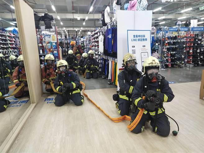新北市消防局強調，賣場平時就應注意消防設備的維護，業者本身對公共安全的重視及管理、初期災害發生的應變能力，也顯得格外重要。(黃敬文翻攝)
